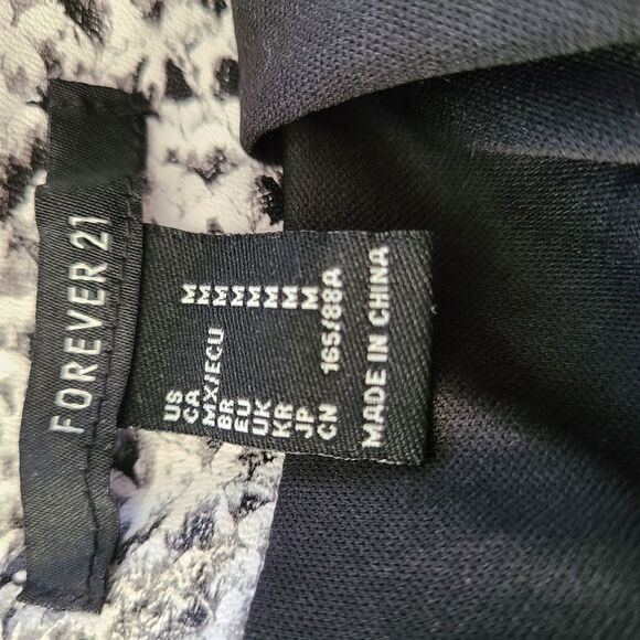 Forever 21 Women's Size M Snakeskin Mini Skirt with Black Lining Zipper Closure - Picture 6 of 8